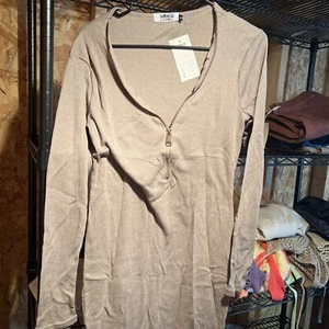 Overmal Tan Sweater Size Medium Top with Gold Colored Zipper NWT - Picture 1 of 4