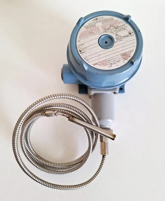 United Electric Controls UE F120-8BS Pressure Switch - Image 1 of 4