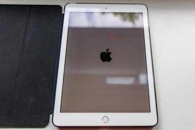 Apple iPad 6. Gen. 128GB, WLAN, 24,64 cm, (9,7 Zoll) - Silber - Coverhülle - Bild 1 von 4