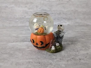 Globo de nieve de Halloween, esqueleto de cementerio de calabaza, Greenbrier International - Imagen 1 de 9