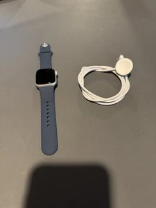 Apple Watch Series 9 45mm Silver Aluminum Case with Blue Sport Band, S/M - Zdjęcie 1 z 3