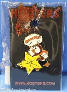 HOOTERS RESTAURANT CHEF HOOTIE HOLDING STAR COOK/COOKING LAPEL PIN - Foto 1 di 1