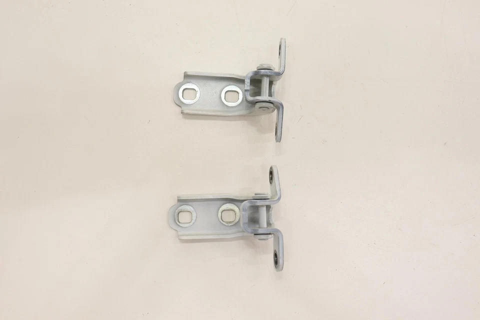 2020 - 2025 CADILLAC CT5 FRONT LEFT SIDE DOOR HINGE UPPER & LOWER OEM WHITE_G1W - Image 1 of 4