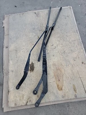 Juego de brazos limpiaparabrisas Aston Martin DB9 2011 conductor pasajero fabricante original Foto 1 de 4