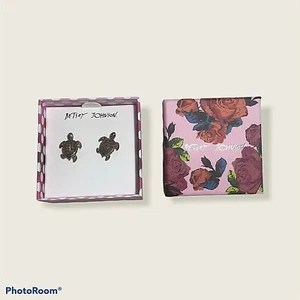 Betsey Johnson Turtle Pierced Earrings Boxed Gold Multi Colored 3/4" New - Picture 1 of 6
