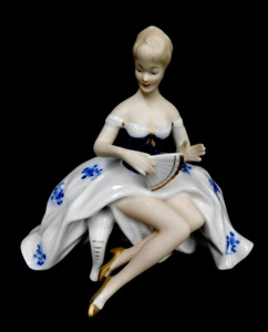 Estatuilla victoriana vintage de porcelana Walendorf ~ elegante bailarina con abanico ~ Alemania - Imagen 1 de 10