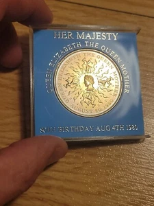 GREAT BRITAIN THE QUEEN MOTHER 80TH  BIRTHDAY CROWN 1980 COIN IN CASE  - Picture 1 of 4