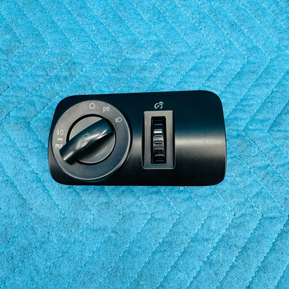 Interruptor de faros Ford Mustang GT 2005-2009 OEM 6R3T14K147BAW Foto 1 de 4