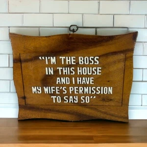 Letrero de placa de madera tallada 10x7" en "Soy el jefe de esta casa" esposa divertida - Imagen 1 de 6