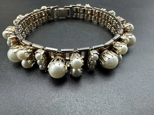 Vintage White Faux Glass Pearl Bracelet Book Chain Gold Tone Heavy Solid 7” 27g - Picture 1 of 24