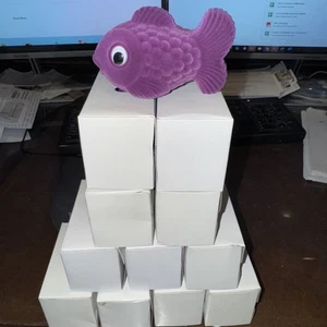 12 NEUE lila Fisch Samt beflockt Ring Geschenkboxen Schmuck Display SELTEN Kinder Neu im Karton - Bild 1 von 6