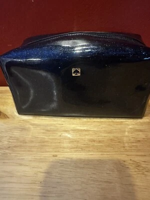 Estuche de cosméticos de viaje Kate Spade mediano Davie, brillo azul marino Foto 1 de 4