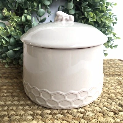 Bote de terracota blanco umbral con tapa diseño ABEJA Y COLMENA 5,25" H X 5,5" D Foto 1 de 4