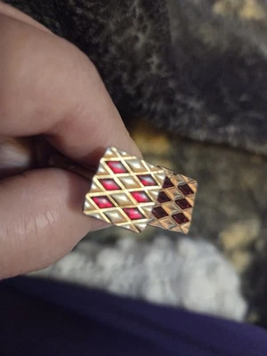 Gemelos Swank dorado con piedras rojas Foto 1 de 3