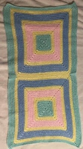 "Manta afgana de ganchillo hecha a mano para bebé azul verde amarillo rosa 20X38"" nueva" - Imagen 1 de 4