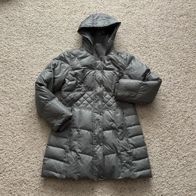 Abrigo con capucha Guess gris acolchado elegante y acogedor para mujer talla L - usado Foto 1 de 4