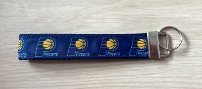 LLAVERO HECHO A MANO DECORADO con INDIANA PACERS, cordón de muñeca, azul Foto 1 de 2