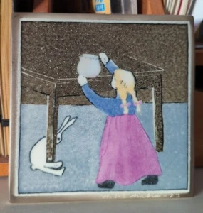 Heljä Liuokko-Sundström Bunny Square wall plate Girl &Rabbit 1983 Arabia Finland - Picture 1 of 4