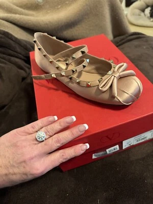 Bailarina plana Valentino Garavani Rockstud satinada talla 38 $950-NUEVA EN CAJA ¡Nunca usada!! Foto 1 de 4