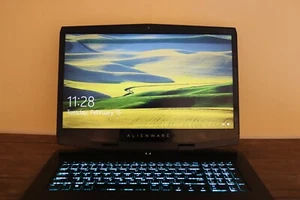 Alienware m17 r1 2070 maxQ 16GB DDR3 Gaming Laptop - Picture 1 of 6
