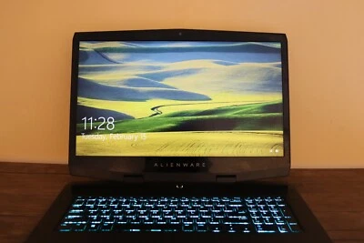 Alienware m17 r1 2070 maxQ 16GB DDR3 Gaming Laptop Foto 1 de 4