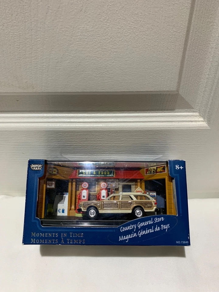 Motormax Diorama 1979 Chrysler Town & Country Station Wagon & Gasolinera Store Foto 1 de 1