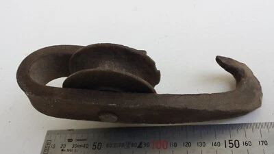 Très ancienne rare petite poulie en fer forgé. - Photo 1/4