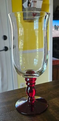 Ваза в стиле урагана FTD, рубиновый красный пьедестал и прозрачная чаша - Изображение 1 из 4