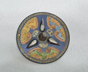 Antiguo botón victoriano de colección grabado color con remaches de acero Apx: 1-3/8" - Imagen 1 de 3