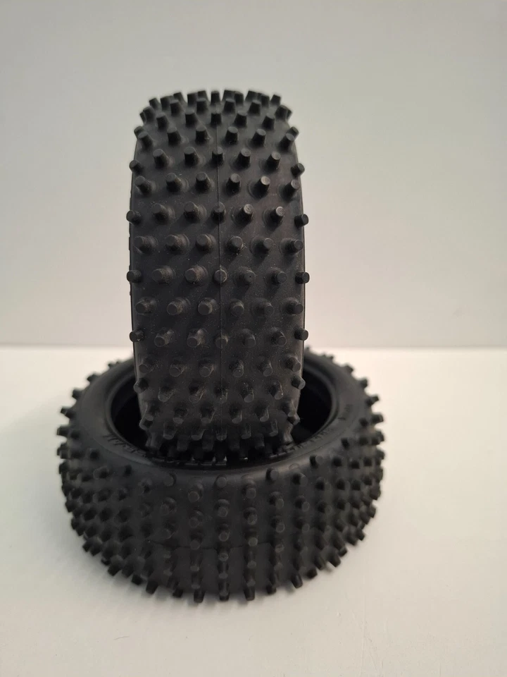 KYOSHO 1:8 SET 2 GOMME PER AUTO - Immagine 1 di 1