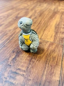 Linda Camisa Amarilla Artesania Rinconada Carreras Correr Tortuga Estatuilla - Imagen 1 de 8