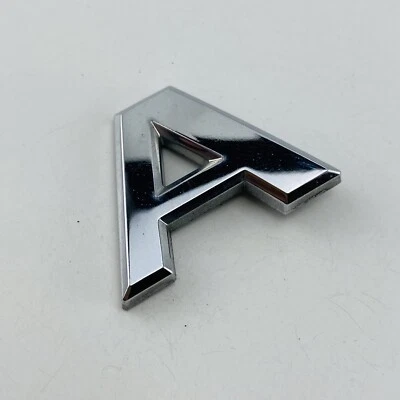 2007-2012 Nissan Versa emblema logotipo carta emblema porta porta porta porta traseira fabricante de equipamento original D66A - Imagem 1 de 4