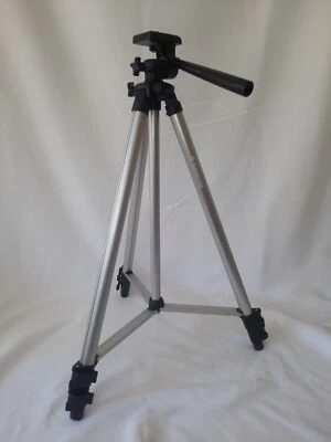 Samsonite Lightweight Photo/Video Tripod Slightly Used Adjustable Height - Image 1 of 4