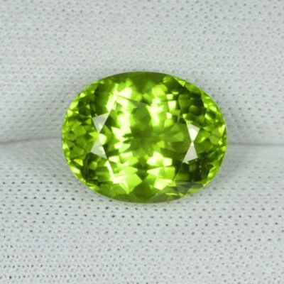 4.76 ct TOP LUSTROUS  D BEST GREEN - NATURAL PERIDOT ~  BURMA  See Vdo  5549 G - Image 1 of 2