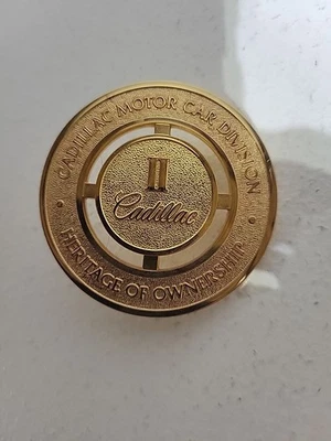  # 2 Cadillac Motor Car Division Patrimonio de la Propiedad Medallón Parrilla Emblema Foto 1 de 4