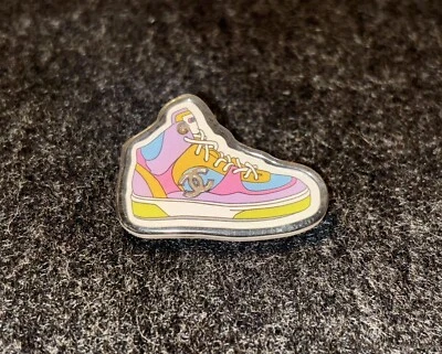 Broche/Pin Chanel SNEAKER Resina Foto 1 de 4