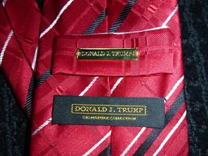Corbata de seda Donald J Trump Signature Collection roja con rayas diagonales negras blancas - Imagen 1 de 7