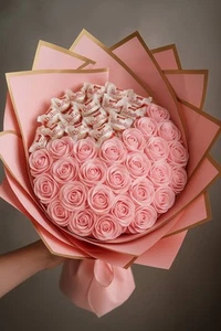 Edler Raffaello Strauß mit rosa Rosen | Süßigkeitenstrauß.Geburtstag - Bild 1 von 2