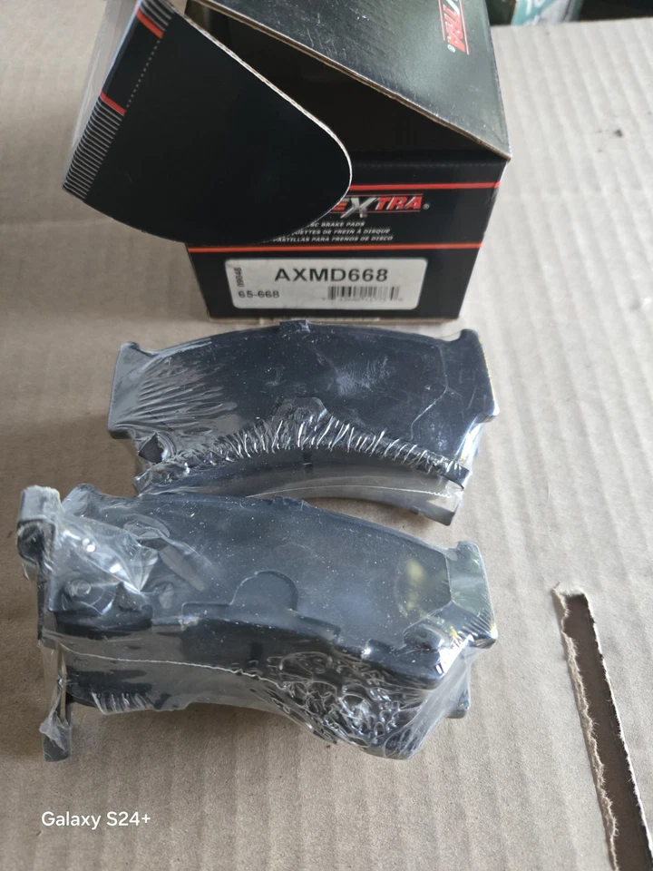 Комплект передних дисковых тормозных колодок Auto Extra AXMD668, полуметаллические для Nissan 1995-2000 - Изображение 1 из 1