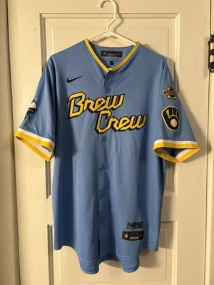Camiseta deportiva Milwaukee Brewers Jackson Chourio City Connect con parche Bob Uecker (M) Foto 1 de 4