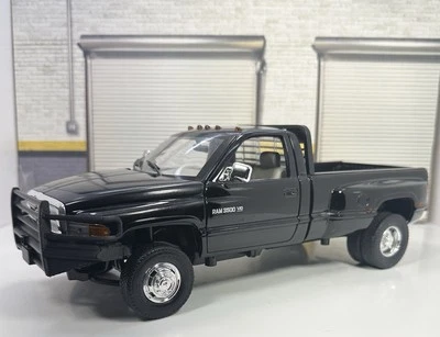 Dodge Ram 3500 escala 1/18 ANSON DOBLE “CONSTRUCCIÓN PERSONALIZADA” 1 de 1 HECHO Foto 1 de 4