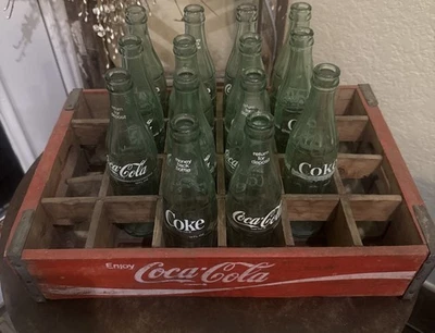 Caja de 14 botellas vintage de madera roja de Coca Cola con botellas de Coca-Cola Foto 1 de 4