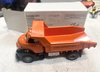Camión de volteo Chevy Ertl State Highway Dept 1/43 19369 casi nuevo en caja diecast Foto 1 de 4