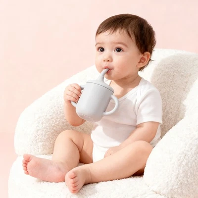 Um copo de treinamento infantil cinza com uma capa de palha e duas alças seguro para - Imagem 1 de 4