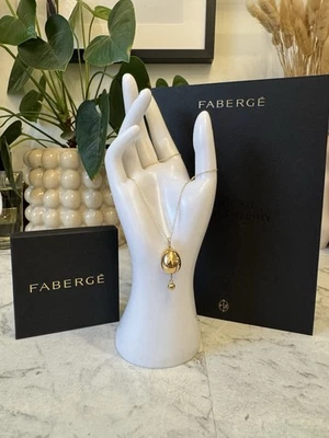 Collar medallón Fabergé de apertura vertical de 18 mm, oro amarillo de 18 quilates y diamantes £4.680 Foto 1 de 4