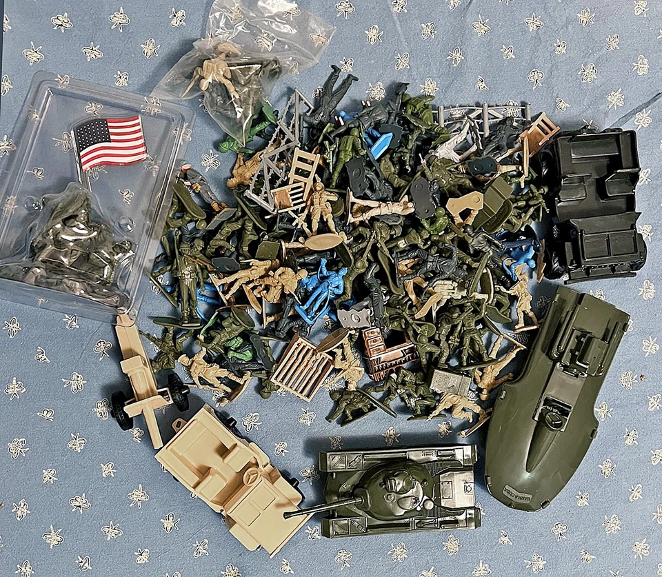 Bolsa de agarre de la Segunda Guerra Mundial "J" - aproximadamente 2 libras de soldados de juguete y accesorios Foto 1 de 1