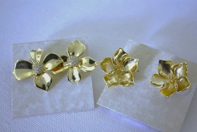 Juego de dos aretes de jazmín revestidos de oro de 18 quilates nuevos con etiquetas Foto 1 de 4