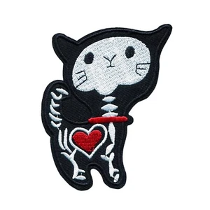 Gato Esqueleto Bordado Hierro en Parche - Lindo Gatito de Halloween Espeluznante con Corazón - Imagen 1 de 2