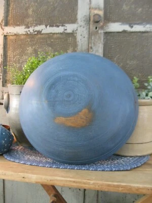Antiguo tazón de masa de madera con borde pintura azul leche 15" Foto 1 de 4