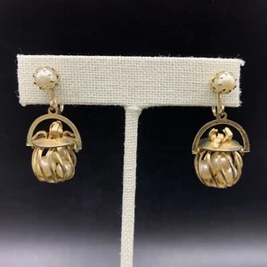 Pendientes colgantes de perlas de imitación con tornillo trasero linterna enjaulada con cuentas tono dorado vintage - Imagen 1 de 6